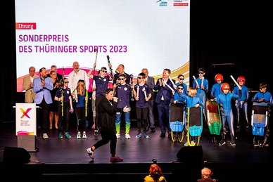 Singer Daniel "Samu" Samorey and the junior winter sports team created a good atmosphere in the Ilmenau festival hall. Photo: Christian Heilwagen